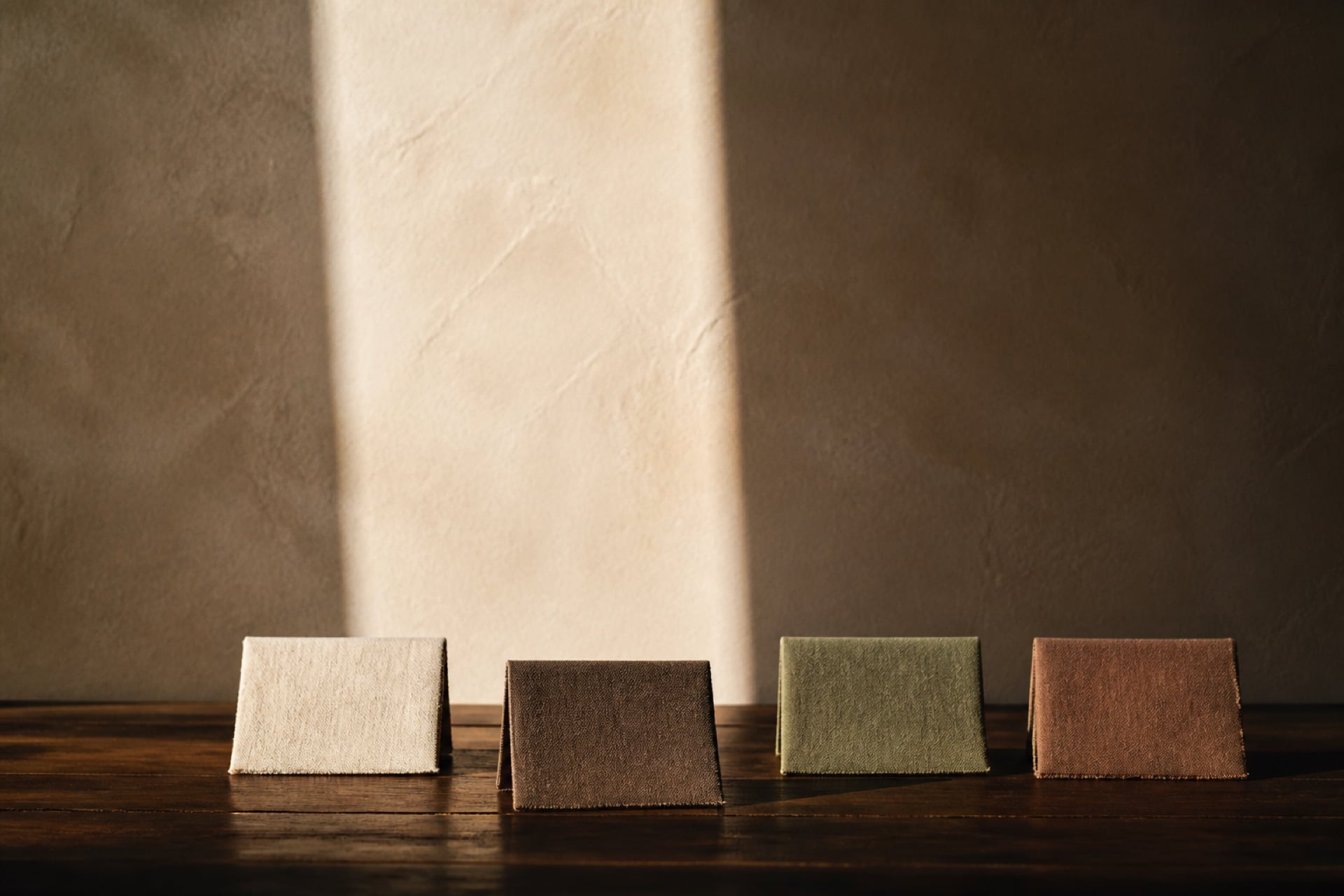 Échantillons de pigment sur une table d’atelier — un pays à nommer.