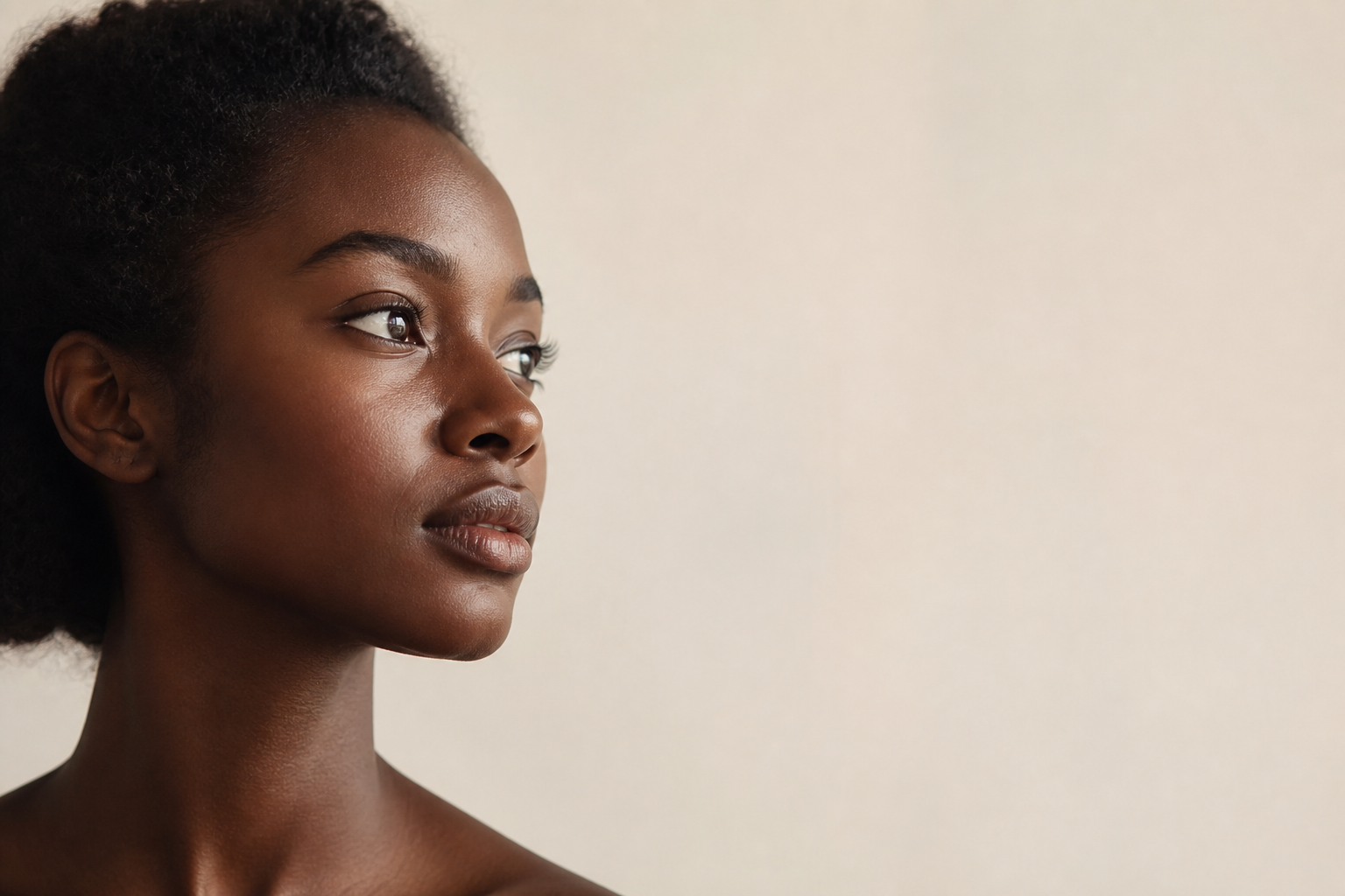 Profil d’une peau riche en mélanine, photographiée en lumière d’atelier.